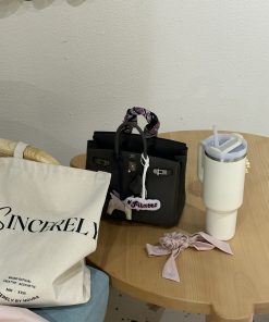 Alternative view of Tote bag